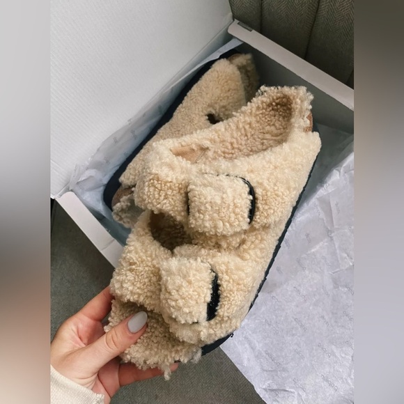 Birkenstock Shoes - BIRKENSTOCK Arizona Big Buckle Shearling
Shearling - Teddy Eggshell